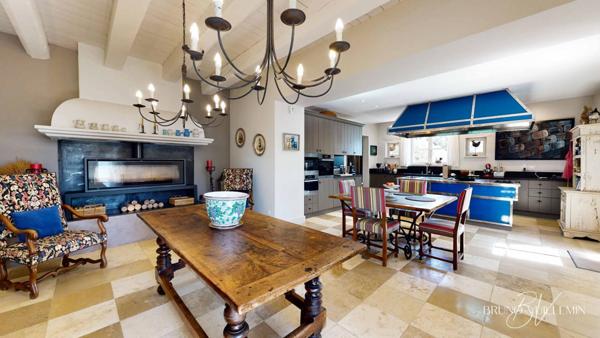 DOMAINE DE PRESTIGE XIXème ENTIÈREMENT RESTAURE SUR 10 Ha