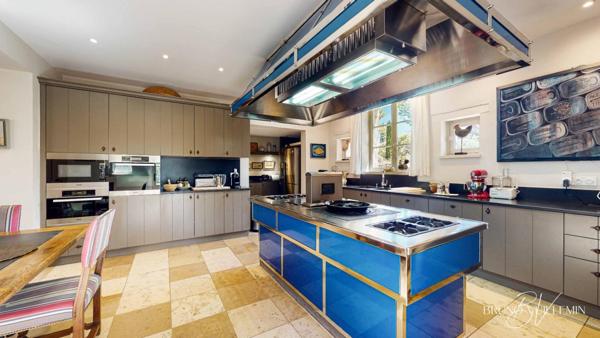 DOMAINE DE PRESTIGE XIXème ENTIÈREMENT RESTAURE SUR 10 Ha