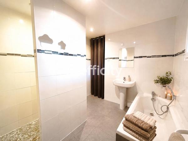 Maison
         4 pièces
        - 96 m² 249 000 € *
