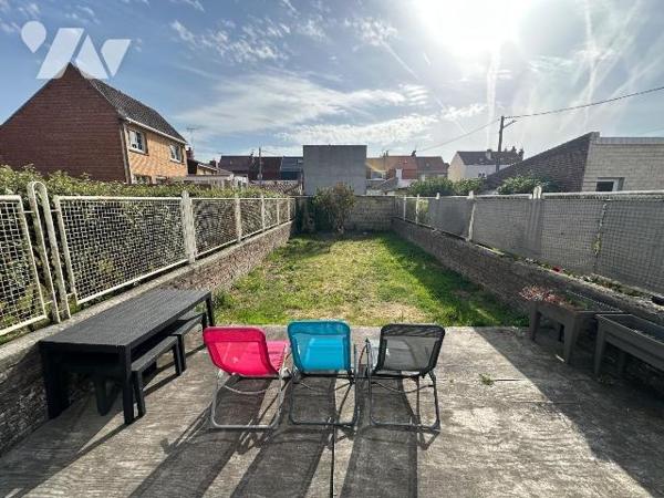Venez découvrir ce bel appartement T2 de 50,40 m² (loi Carrez), situé en rez-de-chaussée d'un i...