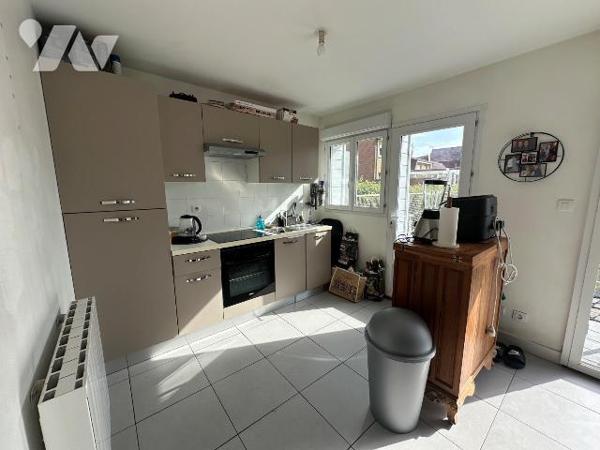 Venez découvrir ce bel appartement T2 de 50,40 m² (loi Carrez), situé en rez-de-chaussée d'un i...
