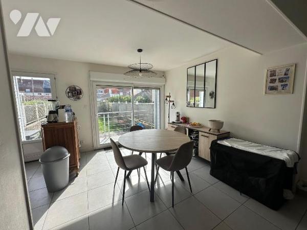 Venez découvrir ce bel appartement T2 de 50,40 m² (loi Carrez), situé en rez-de-chaussée d'un i...