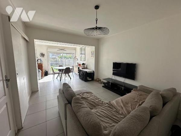 Venez découvrir ce bel appartement T2 de 50,40 m² (loi Carrez), situé en rez-de-chaussée d'un i...