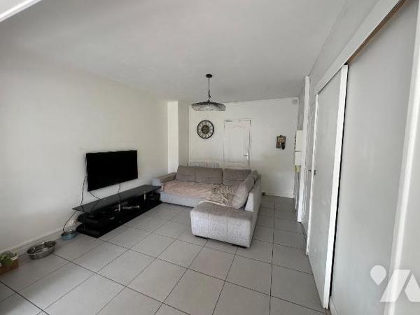 Venez découvrir ce bel appartement T2 de 50,40 m² (loi Carrez), situé en rez-de-chaussée d'un i...