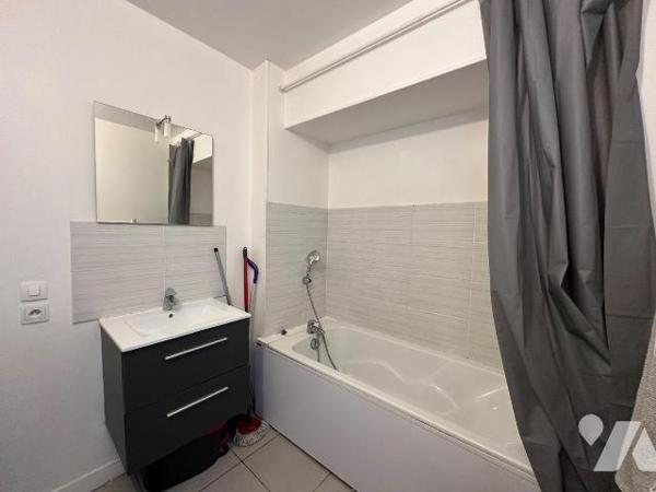 Venez découvrir ce bel appartement T2 de 50,40 m² (loi Carrez), situé en rez-de-chaussée d'un i...