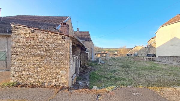 A SAISIR, maison à rénover sur 27 ares de terrain !