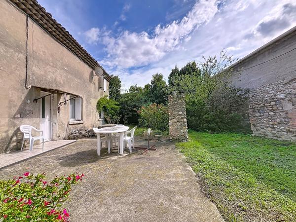 ETOILE SUR RHONE : Corps de ferme en pierre à rénover 6 pièces 4 chambres et plusieurs dépendances