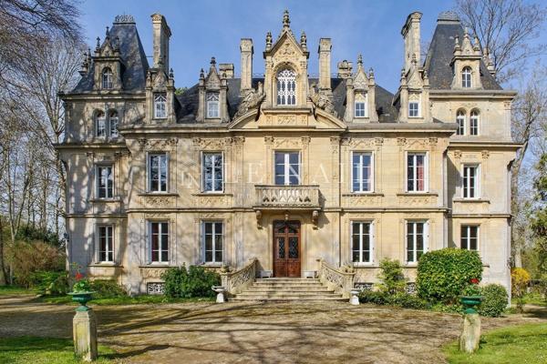 A 20 MINUTES DE LA MER : Château 19ème de style néogothique aux portes de Bayeux