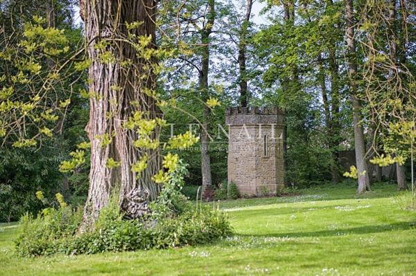 A 20 MINUTES DE LA MER : Château 19ème de style néogothique aux portes de Bayeux