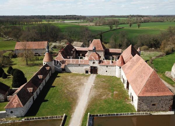Belle Ferme-Château fortifiée des XVe et XVIIe siècles ISMH en Bourbonnais