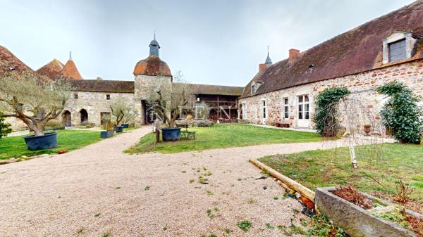 Belle Ferme-Château fortifiée des XVe et XVIIe siècles ISMH en Bourbonnais