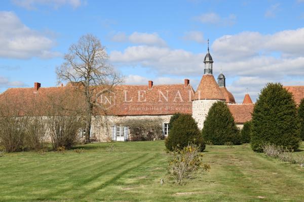 Belle Ferme-Château fortifiée des XVe et XVIIe siècles ISMH en Bourbonnais