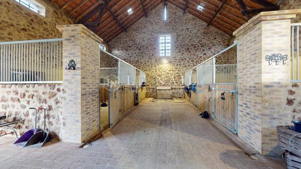 Belle Ferme-Château fortifiée des XVe et XVIIe siècles ISMH en Bourbonnais
