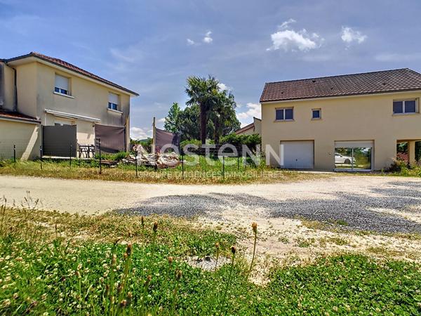 Ensemble immobilier à Larche composé de 3 maisons dont 2 divisés en appartement. Total de 5 lots en monopropriété