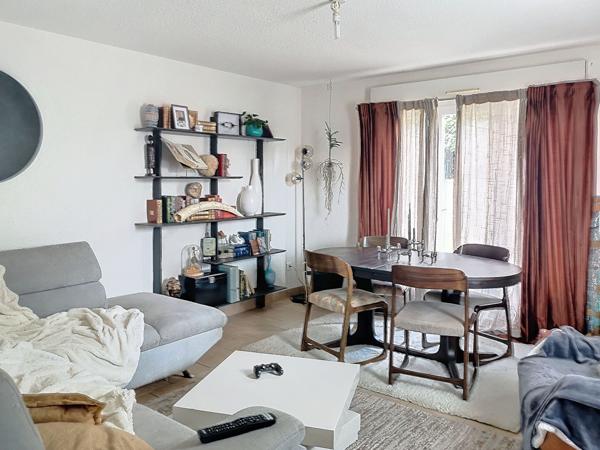 Ensemble immobilier à Larche composé de 3 maisons dont 2 divisés en appartement. Total de 5 lots en monopropriété