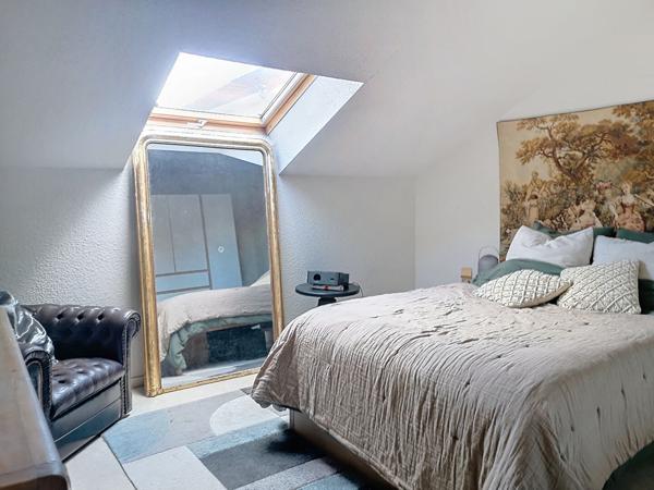 Ensemble immobilier à Larche composé de 3 maisons dont 2 divisés en appartement. Total de 5 lots en monopropriété