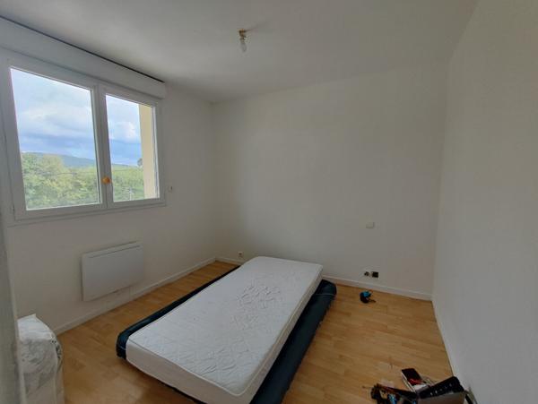 Ensemble immobilier à Larche composé de 3 maisons dont 2 divisés en appartement. Total de 5 lots en monopropriété