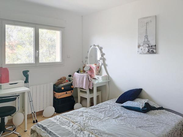 Ensemble immobilier à Larche composé de 3 maisons dont 2 divisés en appartement. Total de 5 lots en monopropriété