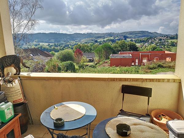 Ensemble immobilier à Larche composé de 3 maisons dont 2 divisés en appartement. Total de 5 lots en monopropriété