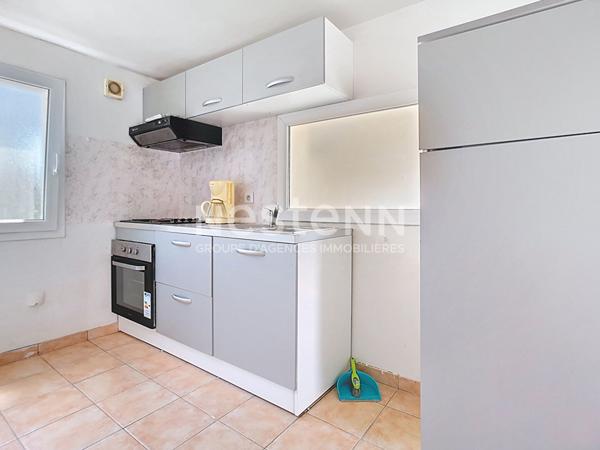 Ensemble immobilier à Larche composé de 3 maisons dont 2 divisés en appartement. Total de 5 lots en monopropriété