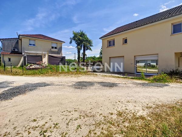 Ensemble immobilier à Larche composé de 3 maisons dont 2 divisés en appartement. Total de 5 lots en monopropriété