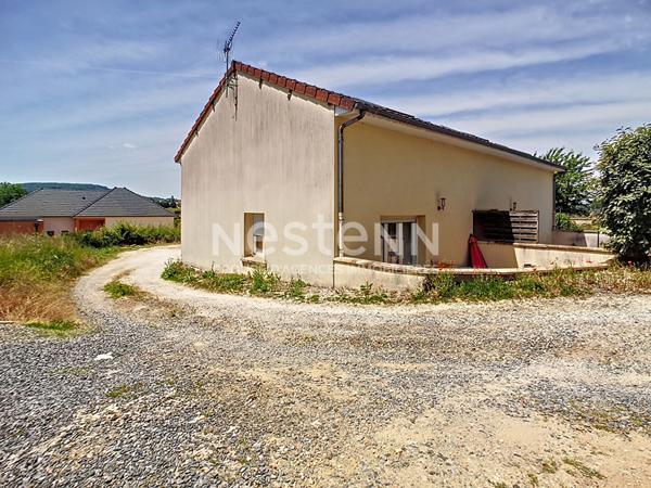 Ensemble immobilier à Larche composé de 3 maisons dont 2 divisés en appartement. Total de 5 lots en monopropriété