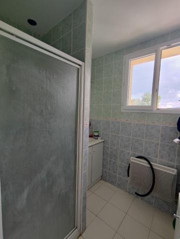 Ensemble immobilier à Larche composé de 3 maisons dont 2 divisés en appartement. Total de 5 lots en monopropriété