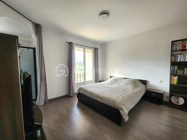À seulement cinq minutes de Pézenas, superbe villa de 183 m2 édifiée sur un jardin paysagé de 3 611 m2 avec son espace détente, une piscine avec un pool house qui vous donneront l'impression d'être en vacances toute l'année, un boulodrome et en contre-bas, un potager .

Au rez-de-chaussée, vaste pièce de vie avec un poêle à bois, une cuisine équipée et ouverte  ( 90 m2) donnant sur une terrasse couverte.
Coté nuit, trois chambres (13, 13 et 14 m2), une salle de bain ( 8 m2), un WC indépendant et une buanderie (9 m2 ) sont à votre disposition.
À l'étage, une suite parentale avec dressing, salle d'eau privative et une terrasse. 

Les +

- Villa classée en DPE A
- Pas de vis-à-vis.
- Panneaux solaires 6 kW pour autoconsommation avec batterie virtuelle.
- Climatisation réversible.
-  Pompe à chaleur aérothermie pour le sol ( chauffant et rafraîchissant )
- Possibilité de stationner beaucoup  de véhicules sur le terrain.
- L'eau de la rivière vous permet grâce à sa pompe de relevage de l'utiliser pour tout le jardin.

N'hésitez pas à me contacter pour plus d'informations.