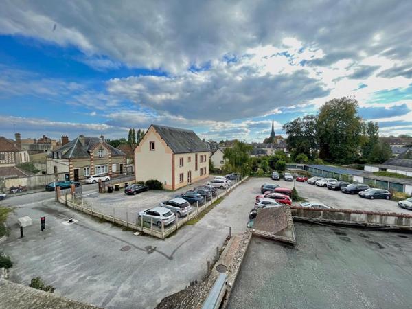 Appartement  lumineux 5 pièce(s) 112 m2  hyper centre de Verneuil