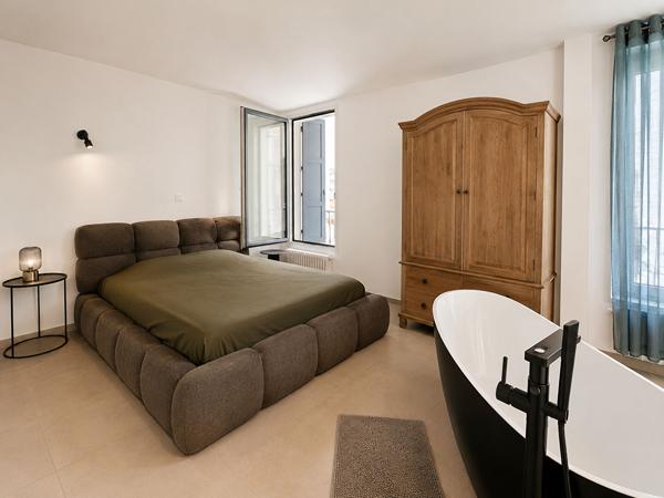 ENSEMBLE IMMOBILIER MEUBLÉ DE PLUS DE 135 M² AVEC GARAGE
