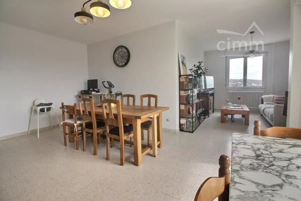 📍 EXCLUSIVITÉ – Appartement T3 rénové avec vue imprenable sur le Pilat à Roussillon 38 avec une cave et un garage.