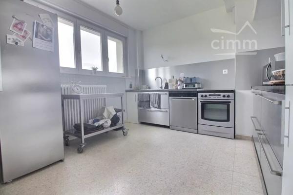 📍 EXCLUSIVITÉ – Appartement T3 rénové avec vue imprenable sur le Pilat à Roussillon 38 avec une cave et un garage.