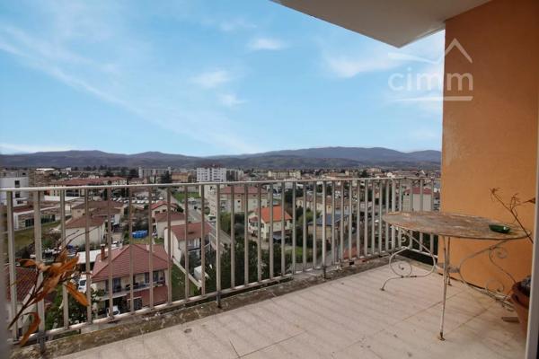 📍 EXCLUSIVITÉ – Appartement T3 rénové avec vue imprenable sur le Pilat à Roussillon 38 avec une cave et un garage.