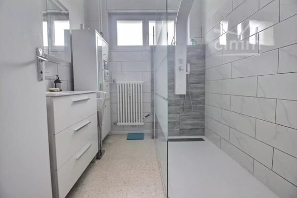 📍 EXCLUSIVITÉ – Appartement T3 rénové avec vue imprenable sur le Pilat à Roussillon 38 avec une cave et un garage.
