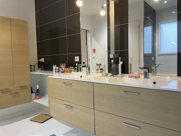 Orvault (44700) Orvault - limitrophe Sautron Villa 6 pièces de plain-pied, piscine et jardin clos