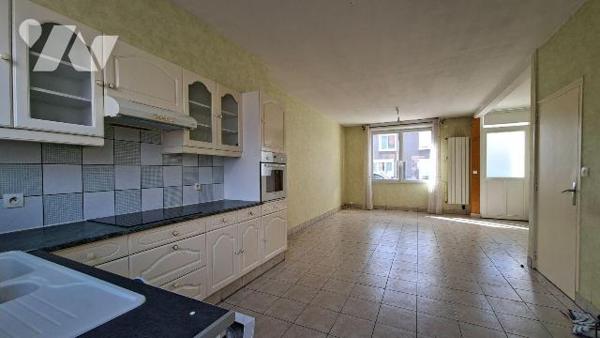 Maison familiale avec jardin et garage dans un quartier calme et agréable de Cholet, cette mais...