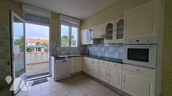 Maison familiale avec jardin et garage dans un quartier calme et agréable de Cholet, cette mais...