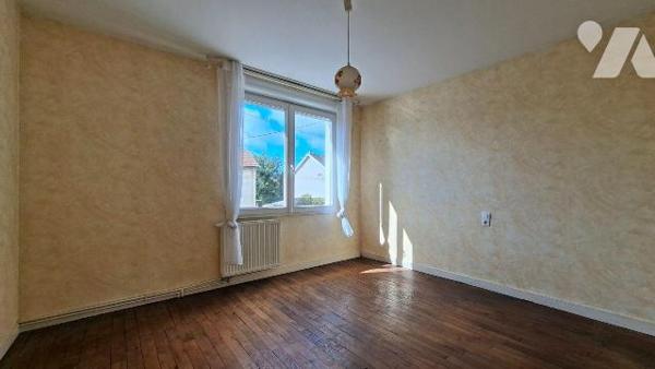 Maison familiale avec jardin et garage dans un quartier calme et agréable de Cholet, cette mais...