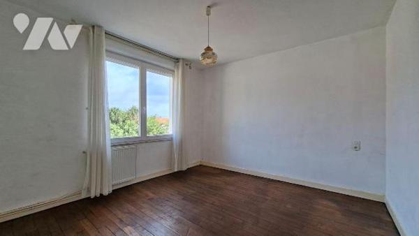 Maison familiale avec jardin et garage dans un quartier calme et agréable de Cholet, cette mais...