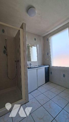 Maison familiale avec jardin et garage dans un quartier calme et agréable de Cholet, cette mais...