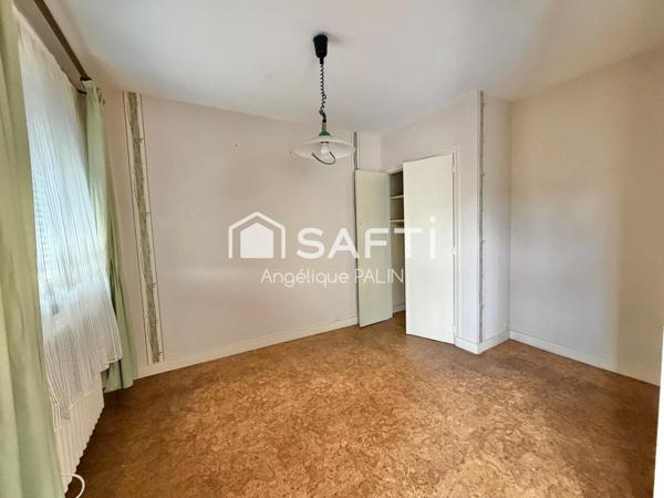 Appartement lumineux avec balcon et garage.