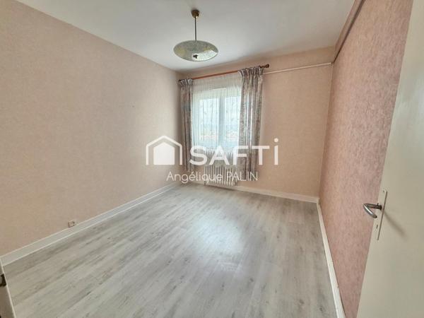 Appartement lumineux avec balcon et garage.