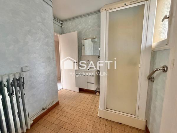 Appartement lumineux avec balcon et garage.