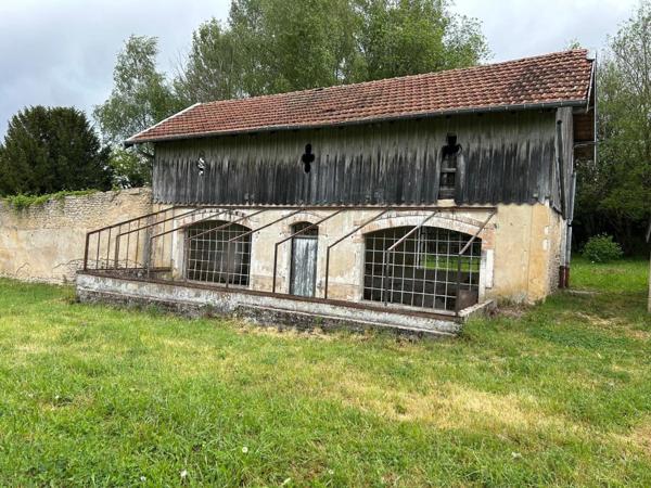maison à renover, donnant sur une grande parcelle