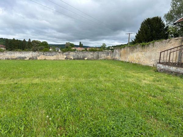 maison à renover, donnant sur une grande parcelle