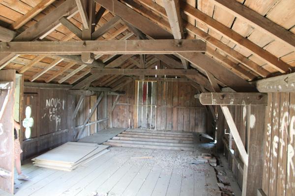 maison à renover, donnant sur une grande parcelle