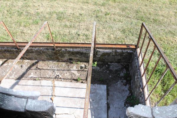 maison à renover, donnant sur une grande parcelle