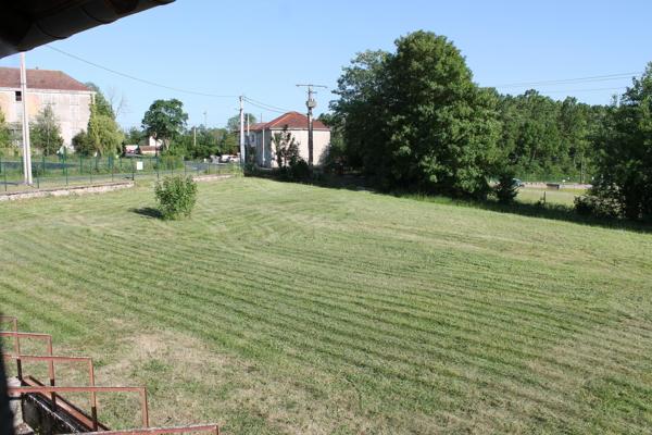 maison à renover, donnant sur une grande parcelle