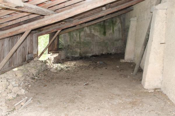maison à renover, donnant sur une grande parcelle