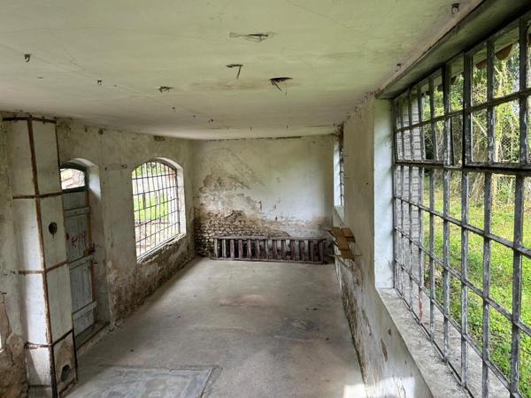 maison à renover, donnant sur une grande parcelle